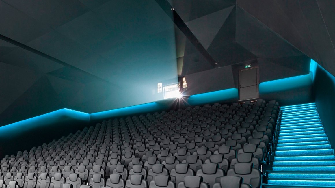 而杜比影院是双激光投影.网上很多人问,国内的 3d 电影为什么这么暗?