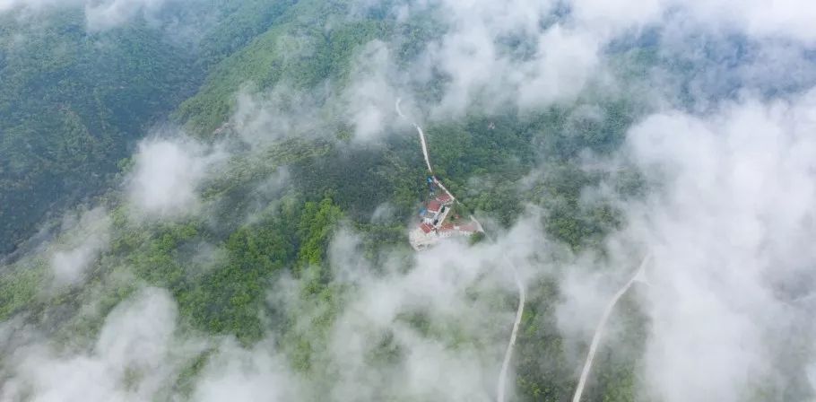 子午岭上穿云霄俯瞰中国第一条高速公路秦直道