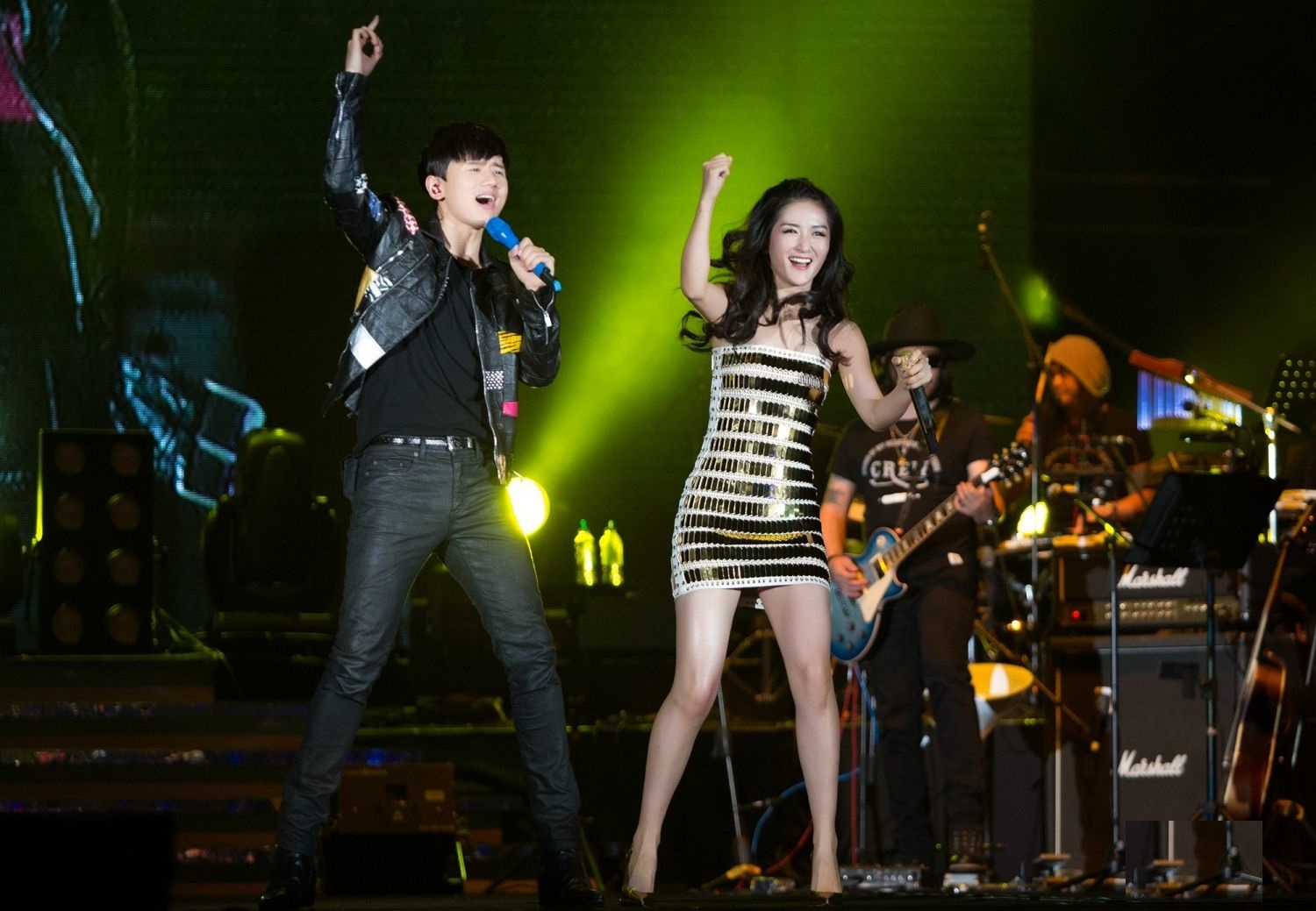 谢娜晒一家4口照片,问女儿是否喜欢自己唱歌被女儿嫌弃_张杰