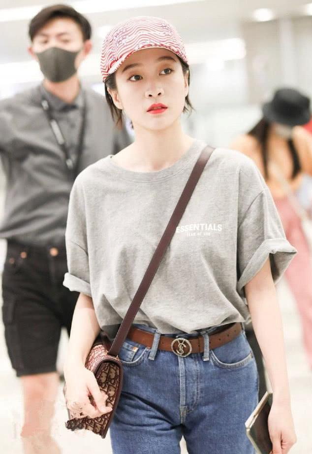 原创张雪迎身穿灰色宽松t恤搭配蓝色牛仔裤现身 短发干练打扮清新