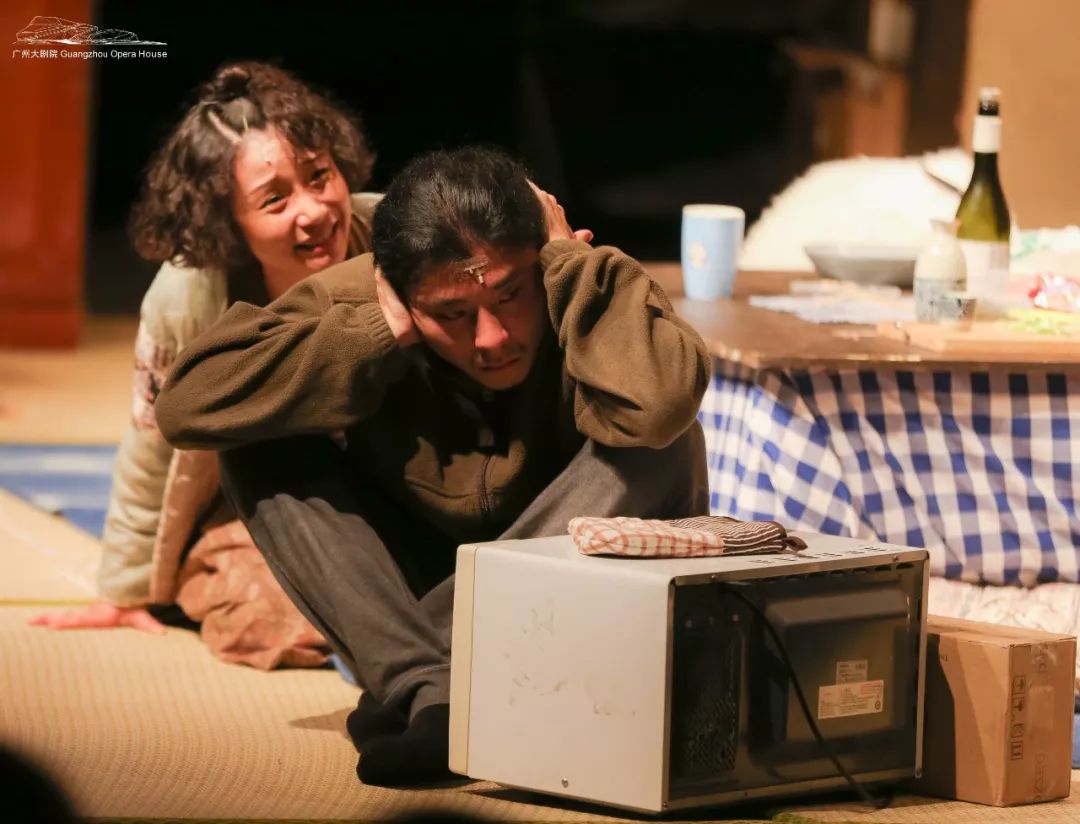 1987年,受到唐十郎的【红帐篷】与佐藤信的【黑帐篷】的影响,与同是在