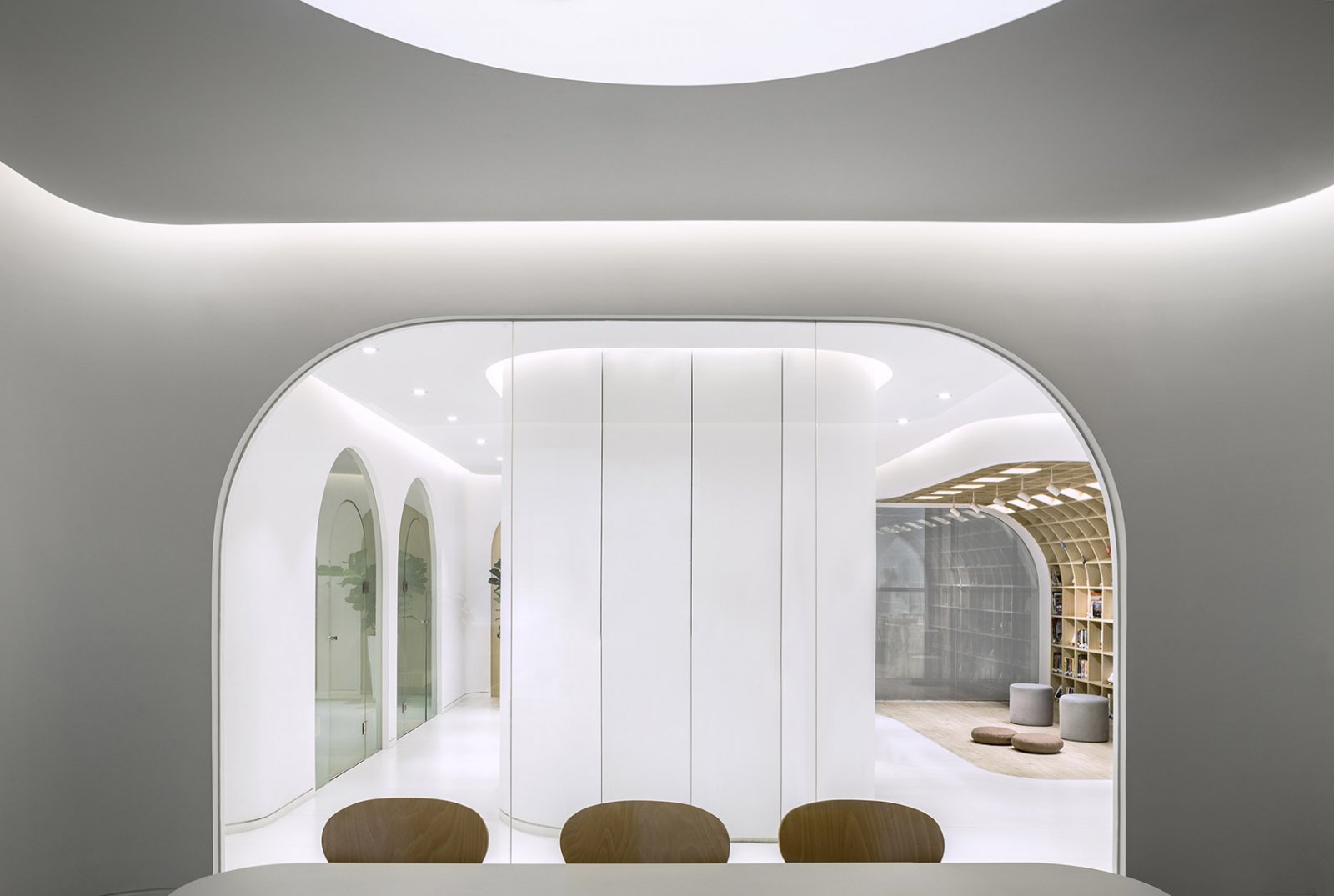 回廊弧形墙和曲面的门窗构建出亲切舒适的学习环境目心设计欧模网