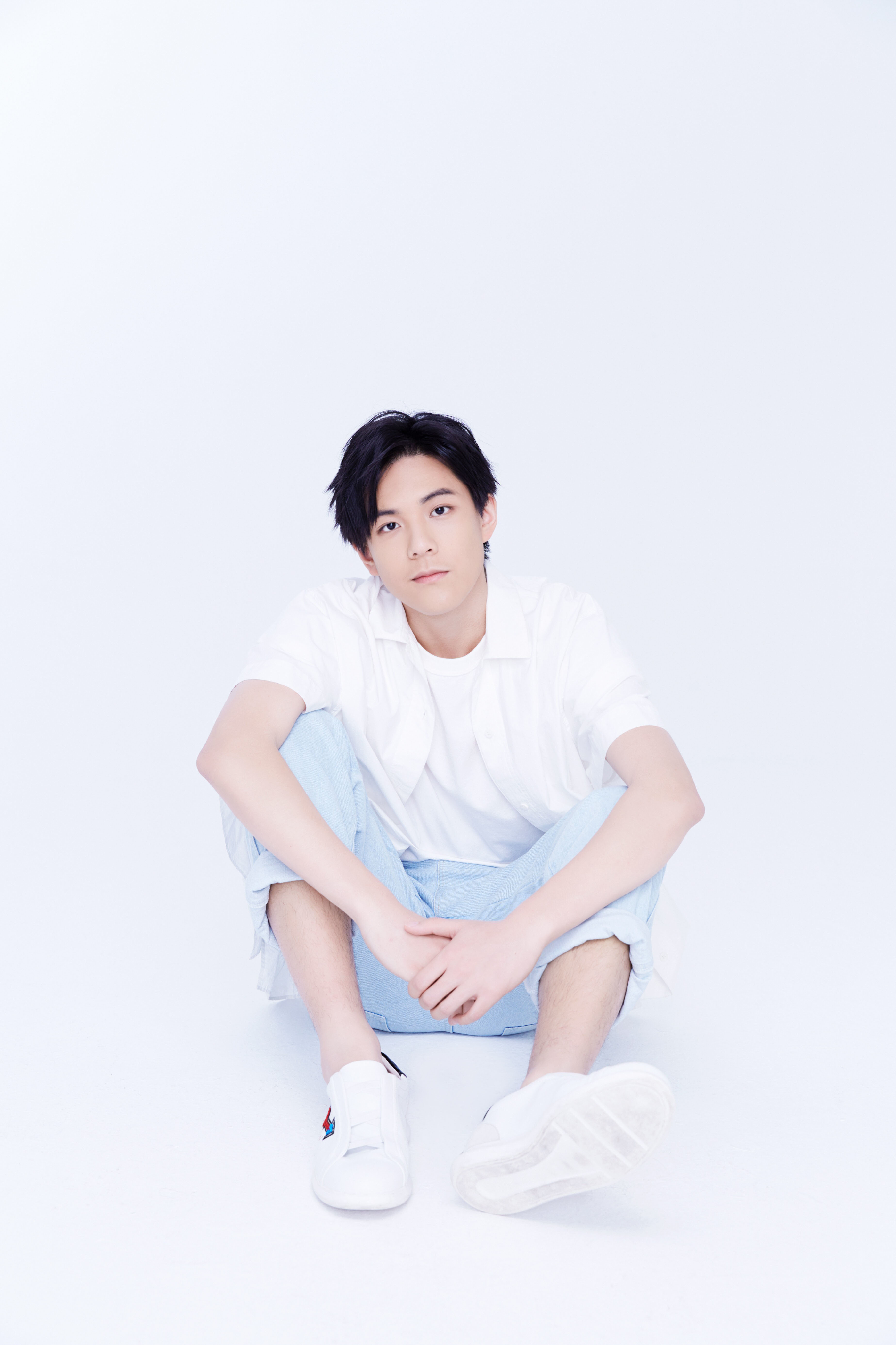 王熙元签约卓尔文化 白衣少年灿若千阳