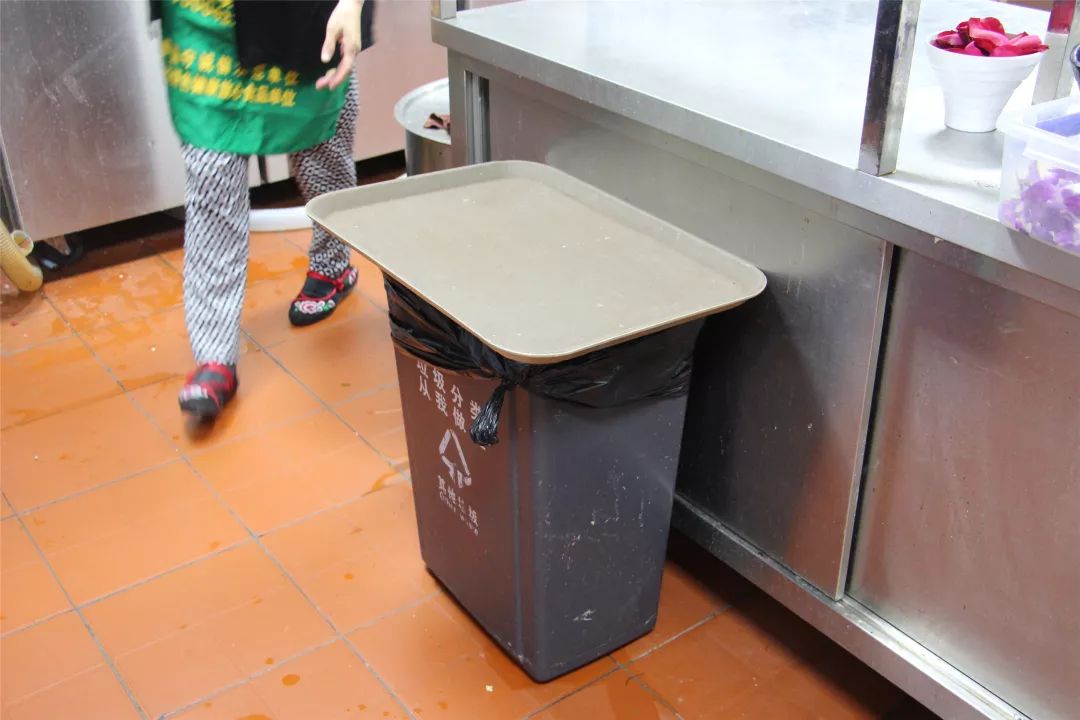 砧板混用垃圾桶未加盖