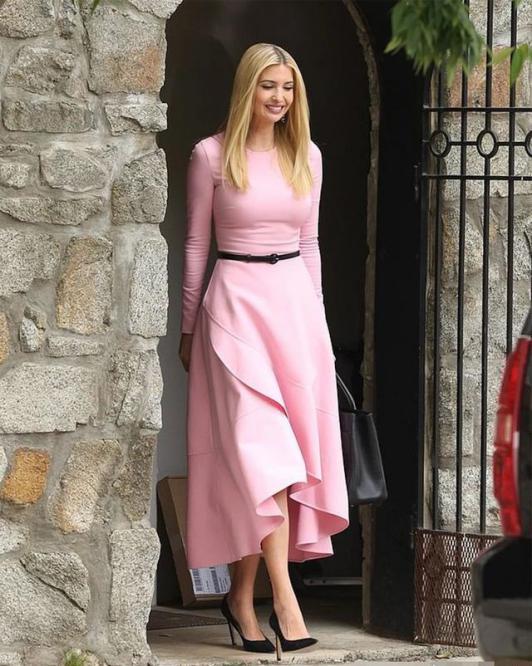 伊万卡穿少女粉出门细腰带凸显小蛮腰穿恨天高将近190