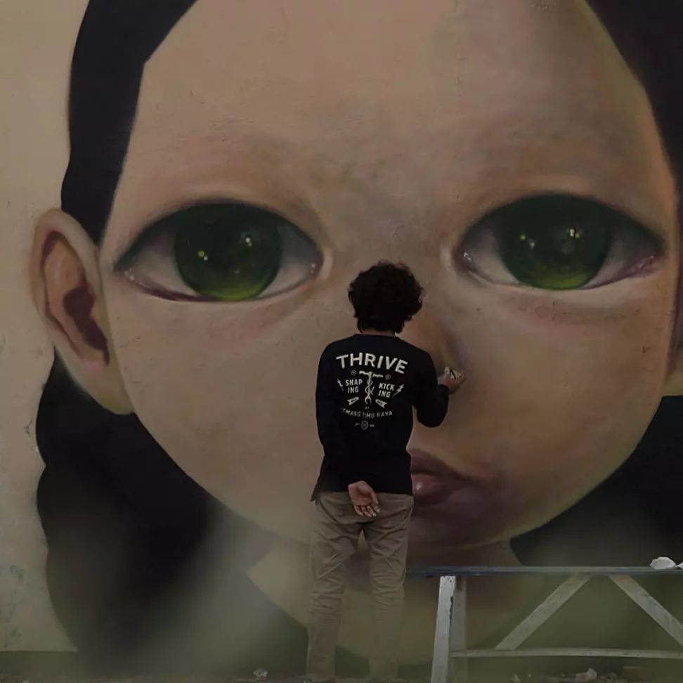 自印尼的艺术家robydwiantono看起来忍不住流泪