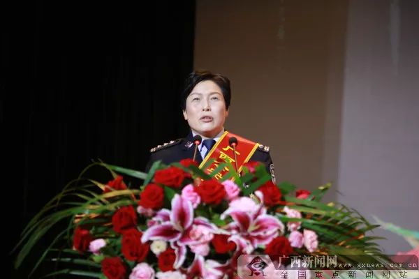 桌上摆着带血的牛角刀我没有退路大喝一声柳州这位公安局长火了