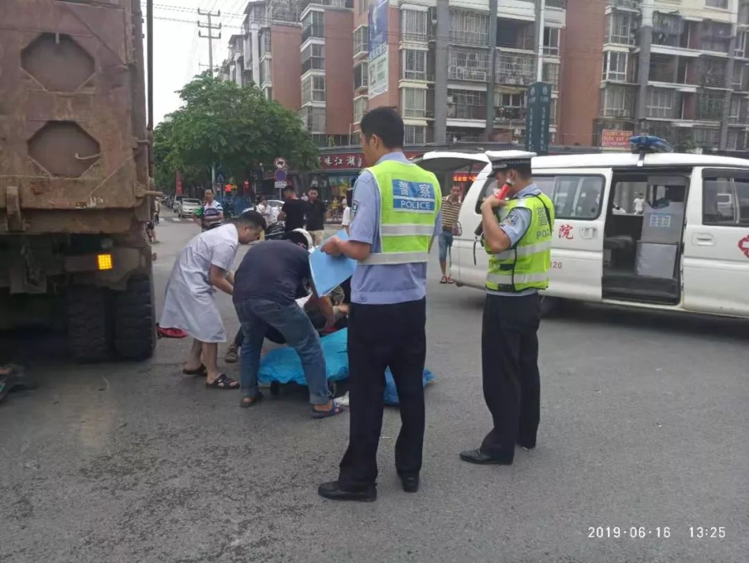 桂林八里四路电单车与货车发生惨烈车祸!结果.