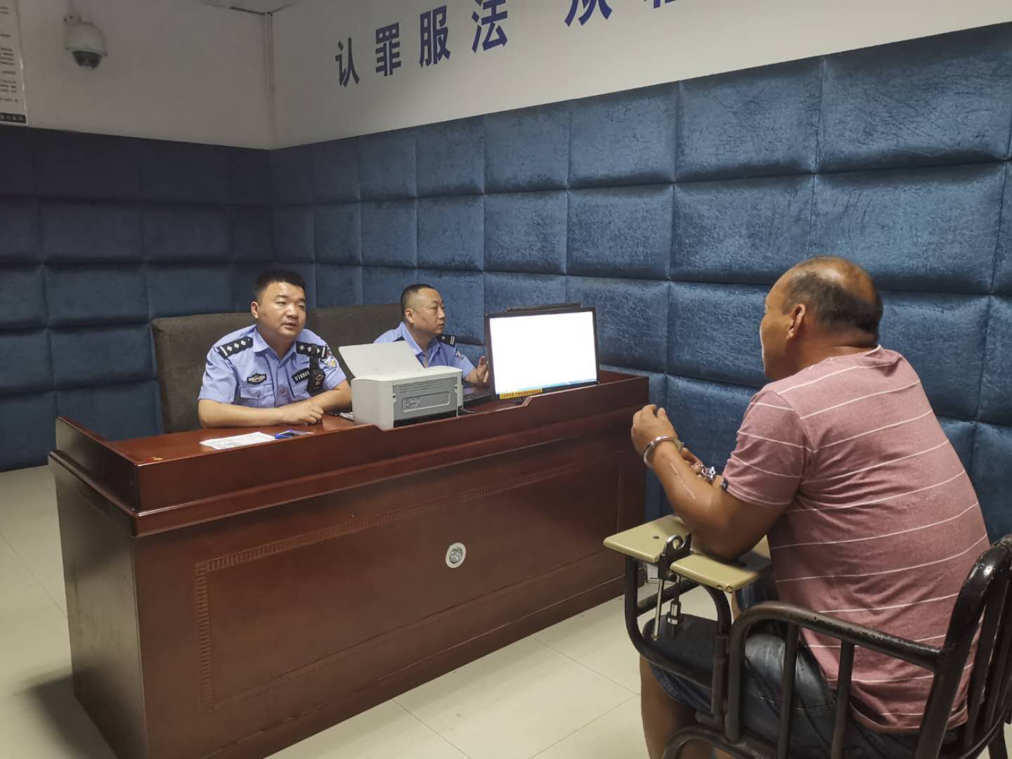 6月12日晚,黄梅县公安局孔垄派出所组织民警在孔垅镇街头设卡开展酒驾