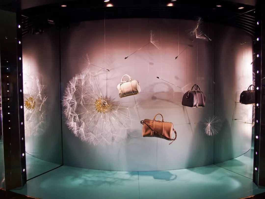 看看橱窗中灯光如何潜规则你们