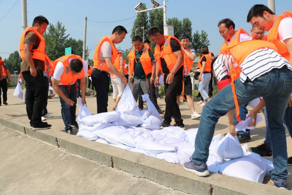 6月14日,樊城区水利局在冢子湾水库举行2019年防汛应急演练.