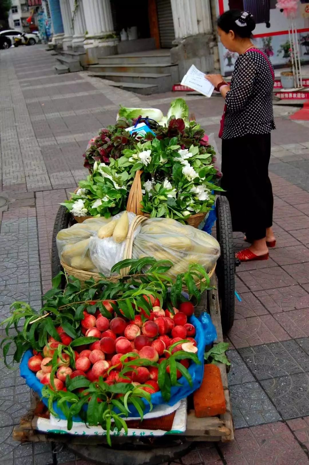 街拍│石泉城里的小商贩 平凡生活的大智慧