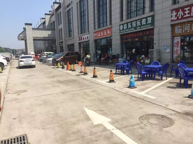 我们在镜头里看到的是,滦州古城水云乡底商附近公共停车位被占用的