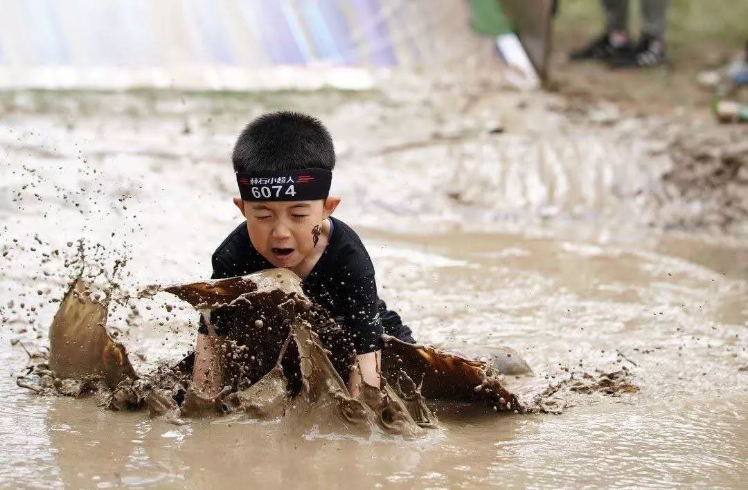 小学生陷入泥潭图片