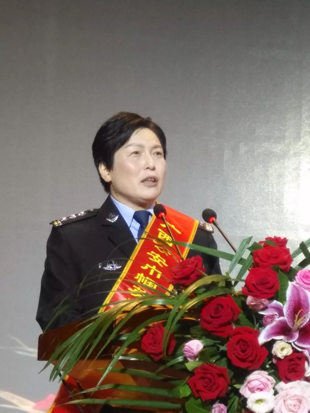 "桌上摆着带血的牛角刀,我没有退路,大喝一声!"柳州这位公安局长火了