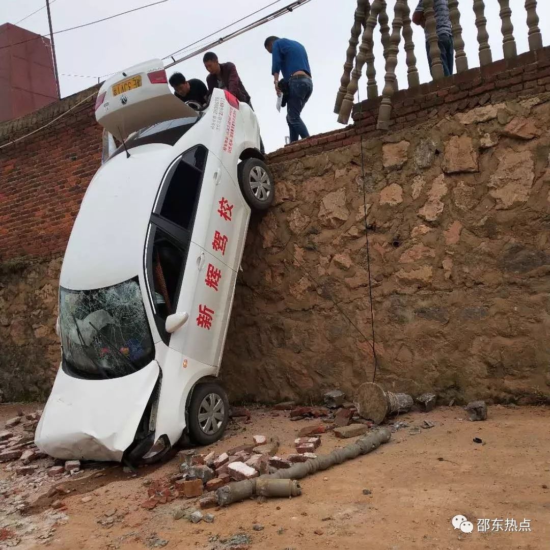 接到粉丝爆料称,6月16日下午5点左右,邵东县周官桥乡一辆教练车发生