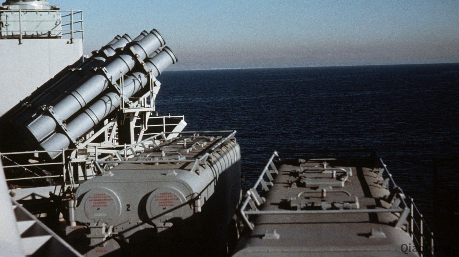 进行导弹发射试验的新泽西号战列舰舰艇上层建筑已发生巨大变化