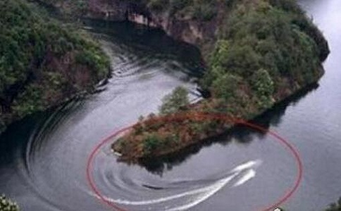 马来西亚婆罗洲神秘巨蛇事件,长着龙头体长约达30多米