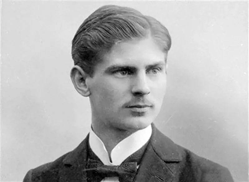 被汽车界誉为"设计之王"并与儿子一同创立迈巴赫品牌.