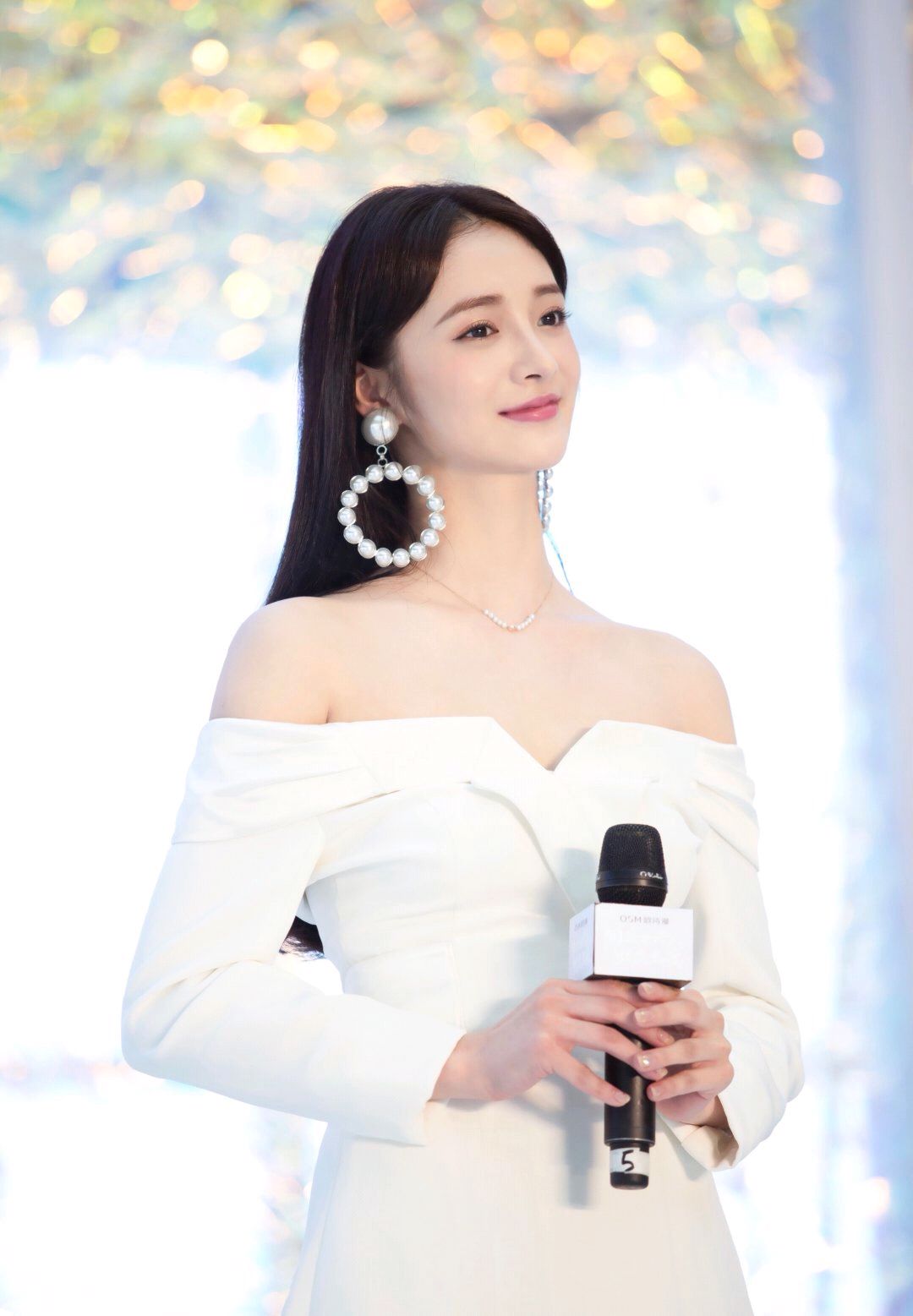 周洁琼暴露年轻女艺人肌肤问题穿白色一字肩长裙肤色差距太大