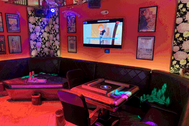 不想k歌的宝宝们不用担心,沙发背后有着一把骰子让大家可以热起场子