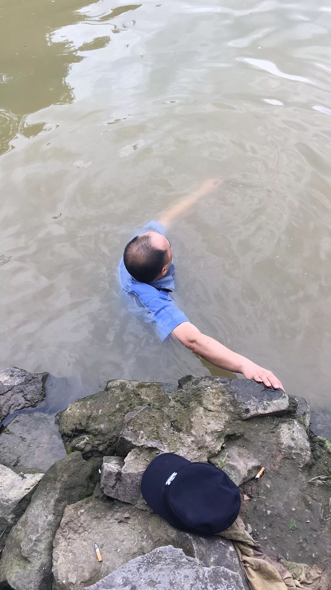 一男子溺水图片