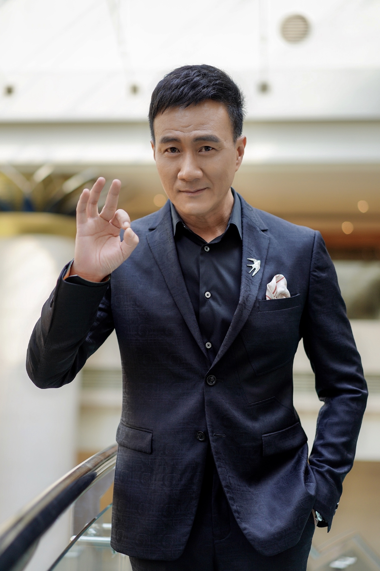 郑晓龙携新片三色镯破谜重生亮相上影节明星阵容闪耀红毯