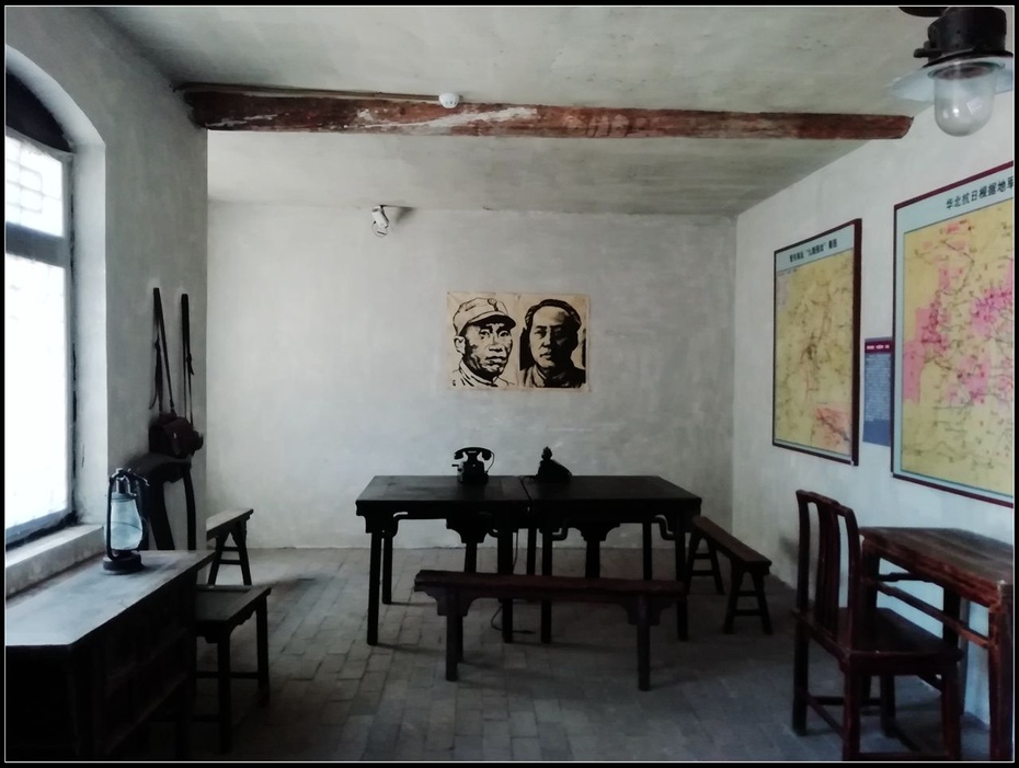 参谋处办公室实际是一个五间贯通的大房间,可以容纳多人在此办公或