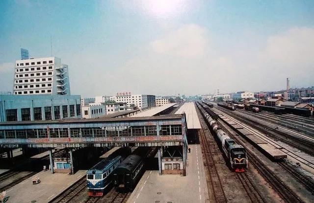 邮局大楼鹤立鸡群,现在该建筑内工作的是中国移动吉林市分公司80年代