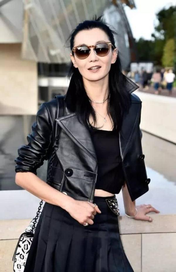 头发一部分固定在脑后在搭配棕黄色的墨镜尽显张曼玉的大姐大风范