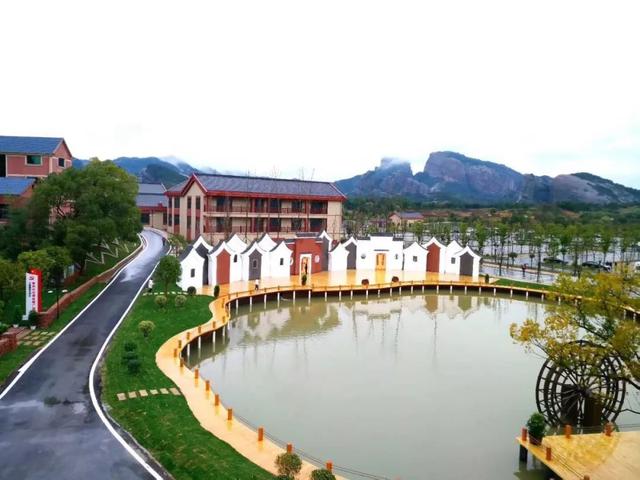 弋阳县举行江廖肖国际文学村首任村长聘任暨乡村振兴研学基地揭牌仪式