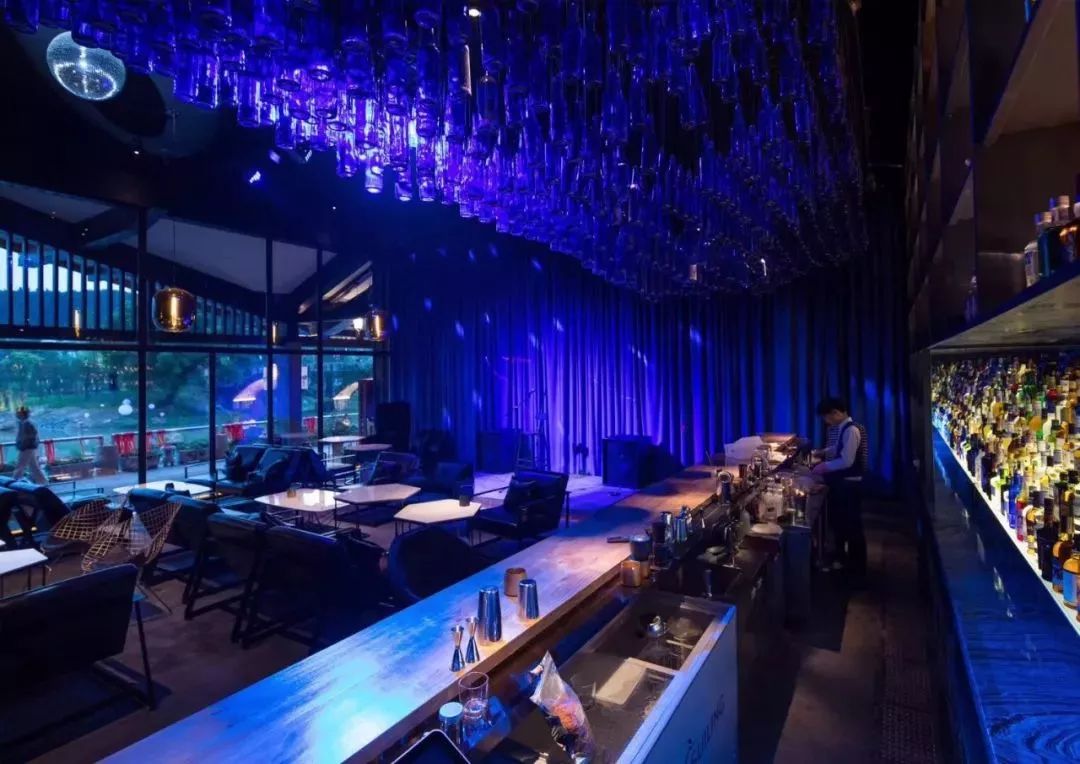 位于古井泉街陶瓷客栈靠河一侧,进门左右分为包厢区和静酒吧区