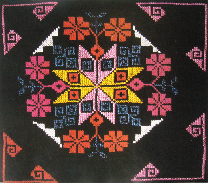 不需图稿,信手挑成,图案物象鲜明,组合形式多样,无论团花,角花或花边