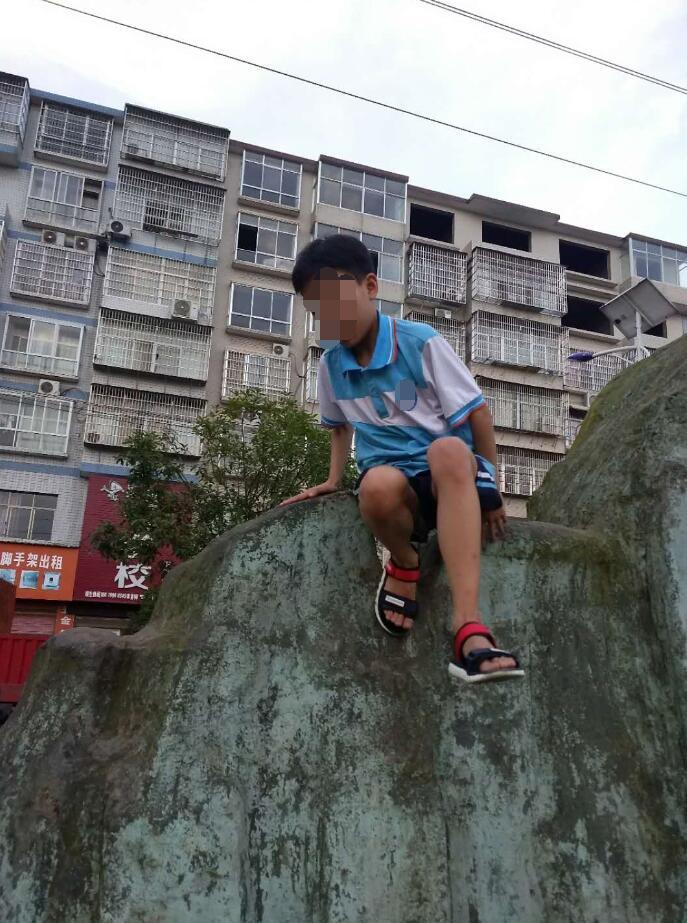 湘东下埠多名小孩爬上三米高假山上玩耍摔下来后果不堪设想