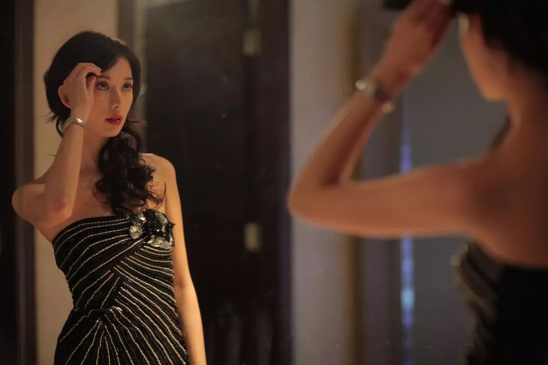 电影探讨了都市男女在现代社会拜金主义下的浮躁和选择,但对于大多数