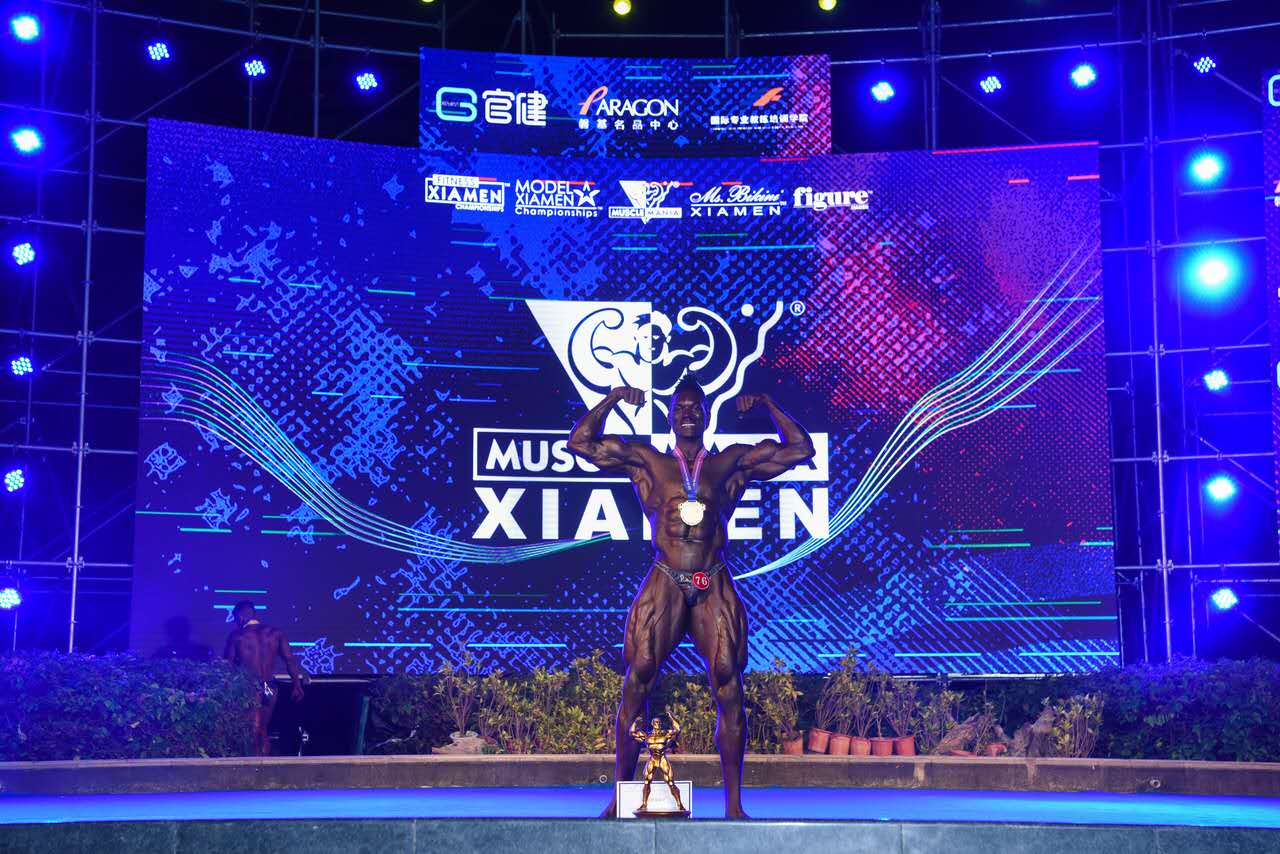 展示力量的美第三届官健美臀大赛在厦举行