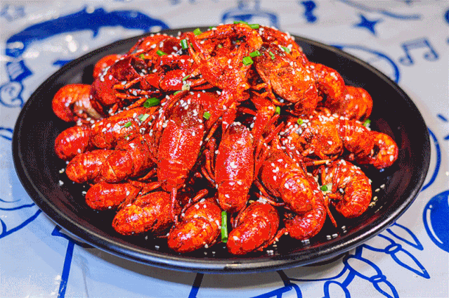 不到30闷吃小龙虾送50听啤酒火爆深圳的虾店刚开到南宁就这么劲爆