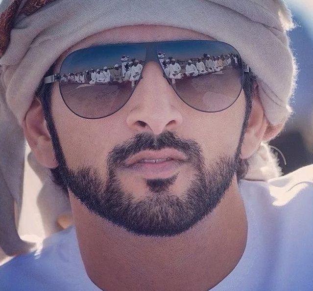 地表最帅最多金的王子结婚了,新娘却连面都不能露