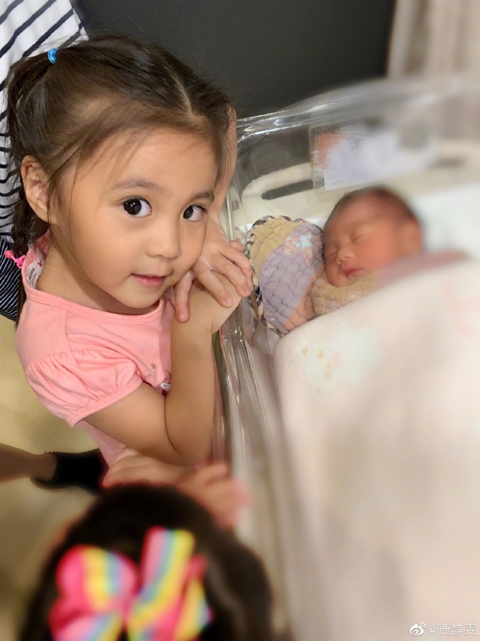 原创不生第四胎!贾静雯抱侄女自拍,咘咘和bo妞吵闹说还要一个弟弟
