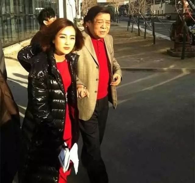77岁赵忠祥近照与老婆同框更像父女二人携手共度50年风雨