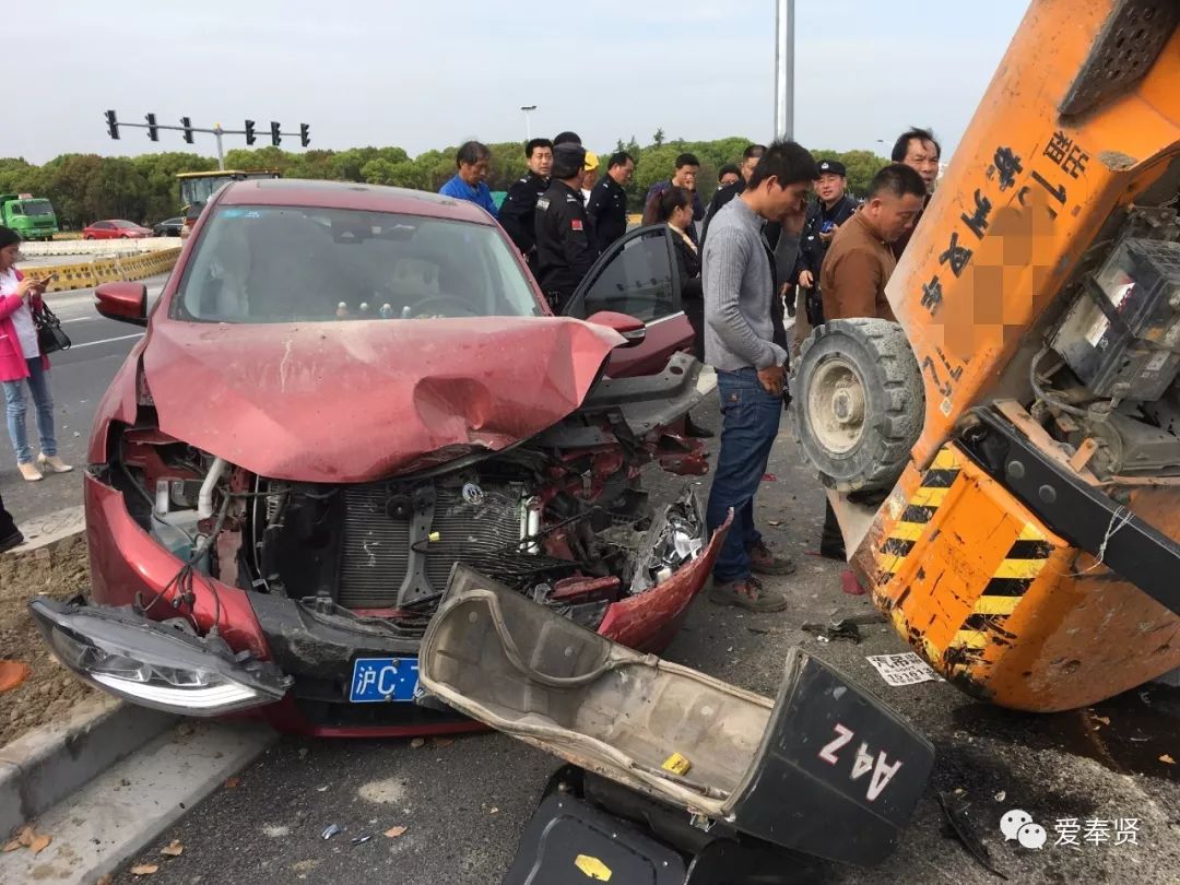 奉贤金海公路金齐路路口发生一起车祸,疑似一辆装载叉车的卡车速度过