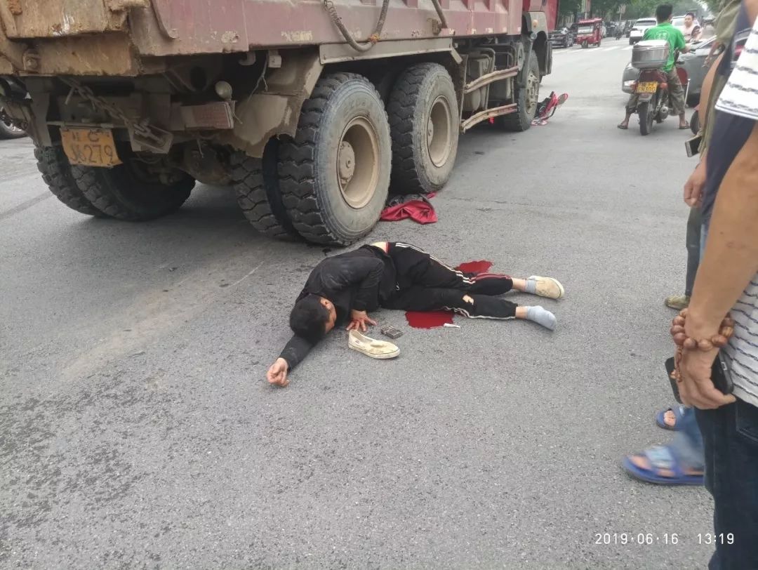 桂林八里四路电单车与货车发生惨烈车祸!结果
