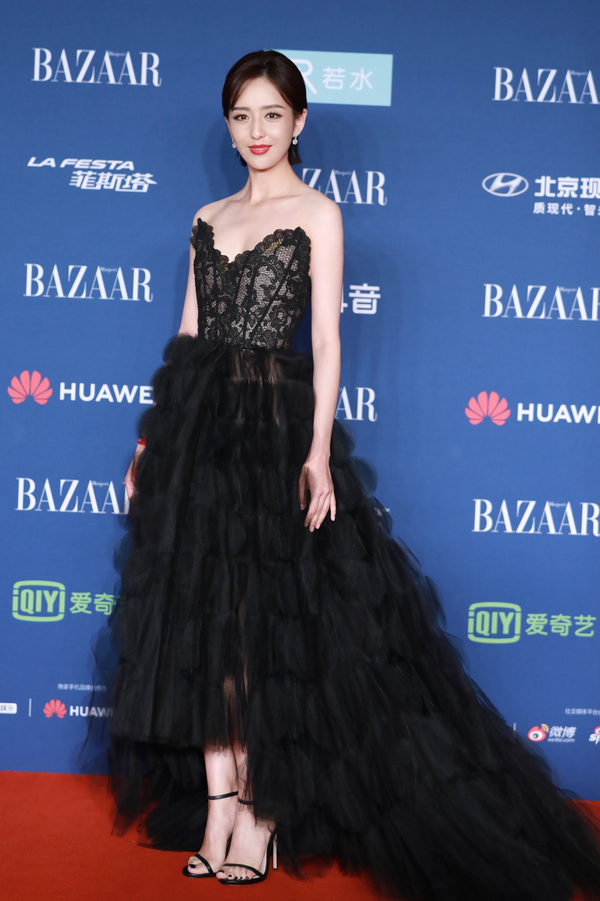 佟丽娅穿旗袍美成一幅画卷,网友却关心她的脚,都弓成什么样了!