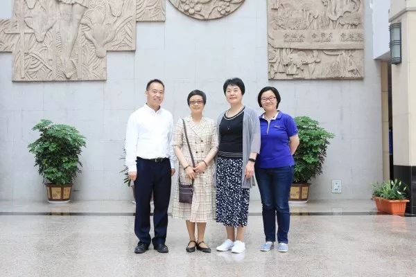 6月14日上午,北京大学浙江招生组陈惠君教授莅临金山中学,与校长