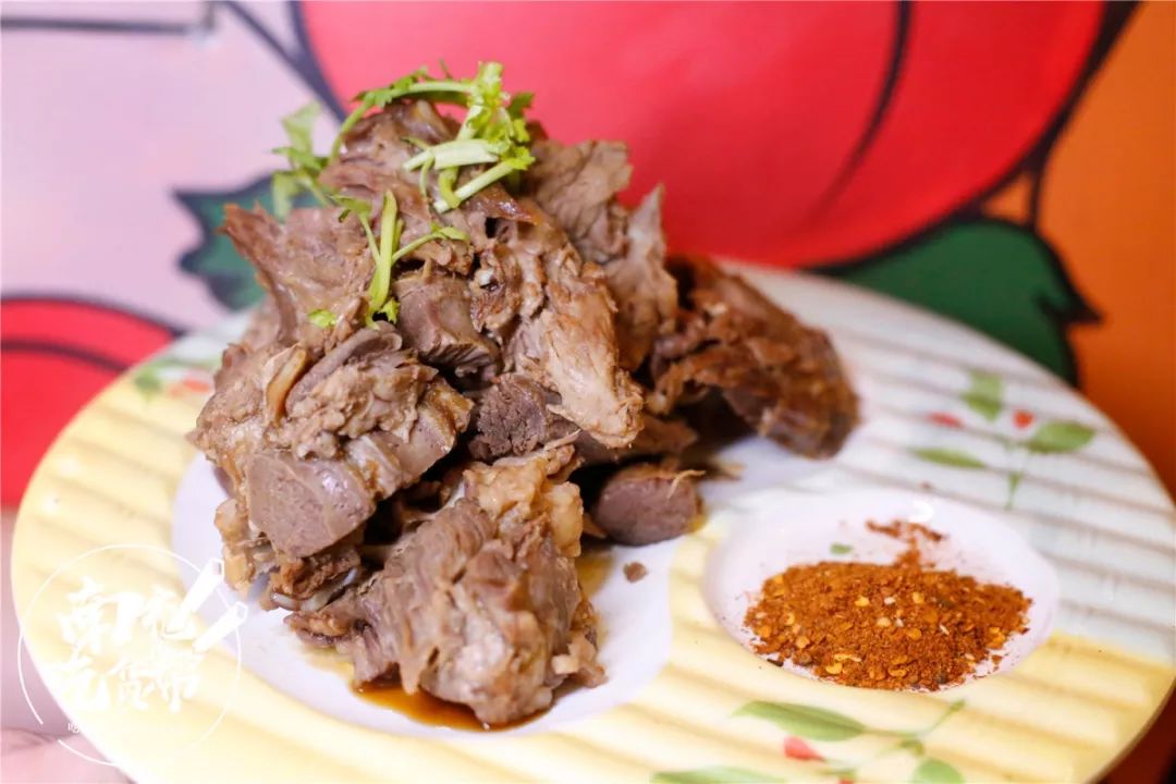 瞬间打开味觉的新世界大门吃前一定要夹一小片配菜葱丝蛋的香气与肉香