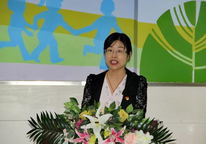 党支部书记牛旭光同志和刘岩林副书记为党员先锋岗教师授牌王俊力副