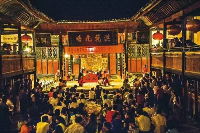 宗族被当作"一种地方势力,富人的腐败政权工具,迷信和封建习俗的阵地