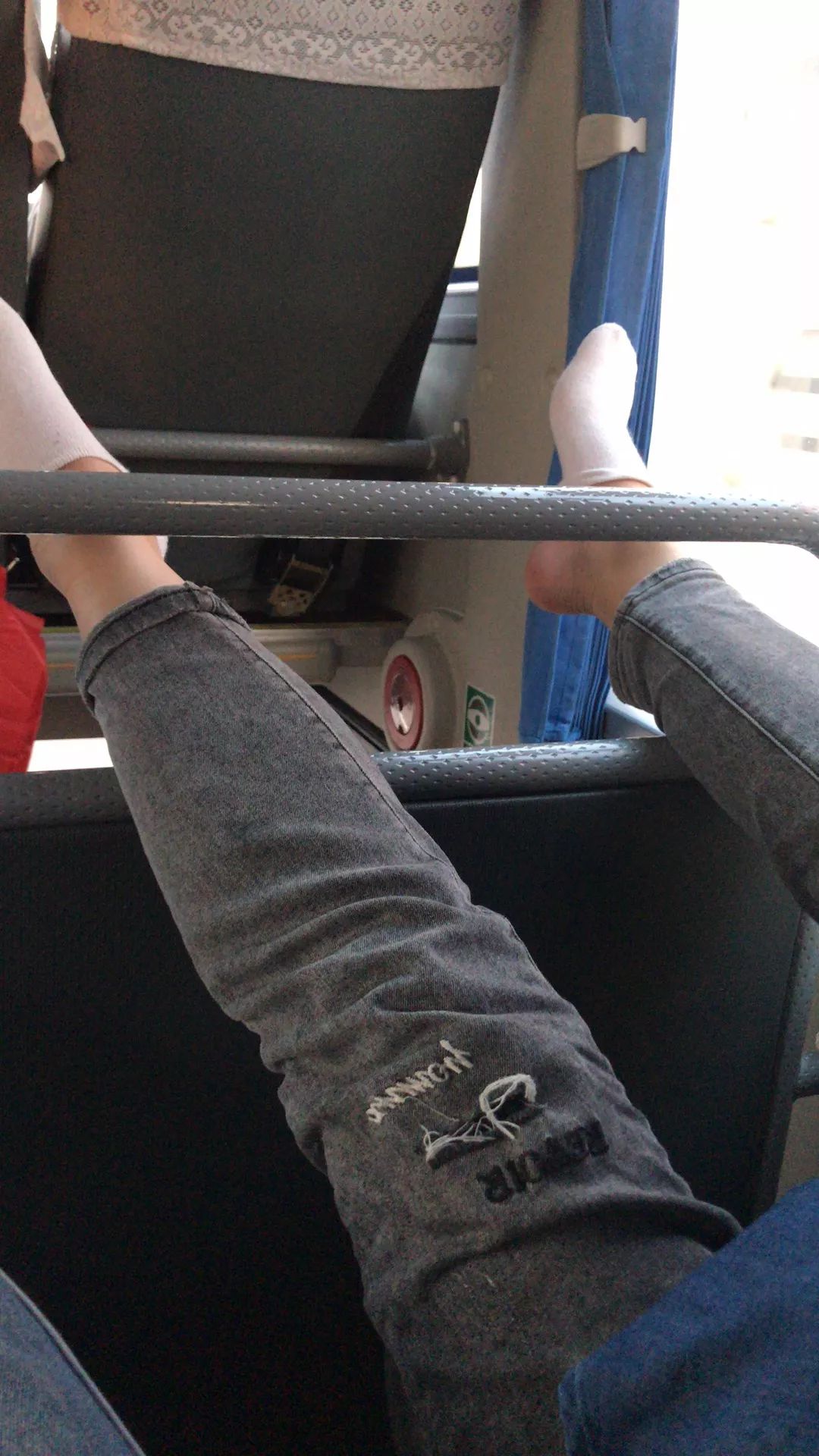 陆丰客车上,这女子一上车就脱,姿势有点浮夸.