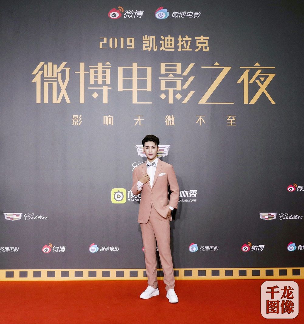 主持人李冲打卡2019微博电影之夜暖男气质实力宠粉