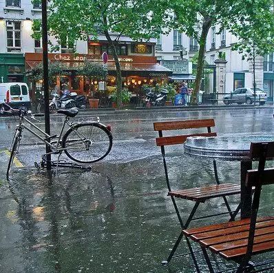 沒有傘,就會被雨淋成落湯雞.有傘就能平安度過